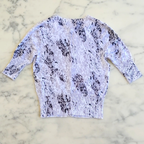 NWOT. Express Stretch Half Sleeve Multi Color Patterned Cropped Knit Cardigan. - Picture 4 of 4